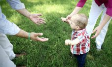 Cómo enseñarle a caminar a un niño
