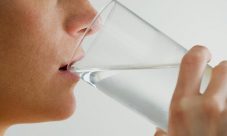 ¿Qué pasa si tomo mucha agua?