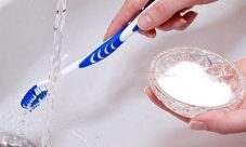 Cinco formas de lavarse los dientes con bicarbonato